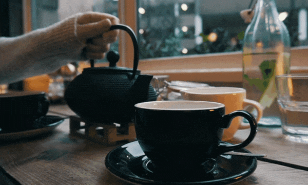 thé versé dans une tasse