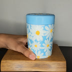 Boîte à thé en métal Daisy bleue 125 g tenue en main, taille réelle — Teavora
