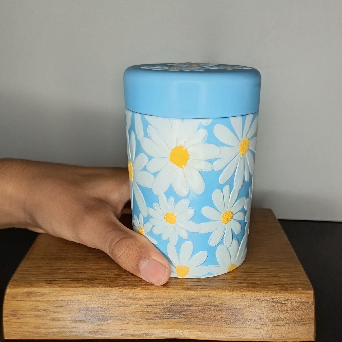Boîte à thé en métal Daisy bleue 125 g tenue en main, taille réelle — Teavora