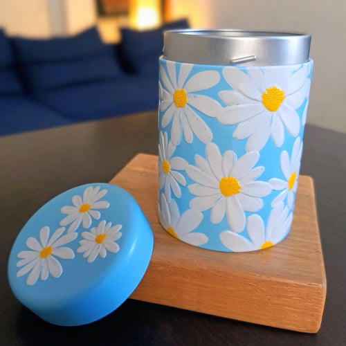 Boîte à thé en métal Daisy bleue 125 g, fleurs blanches en relief, couvercle hermétique — Teavora