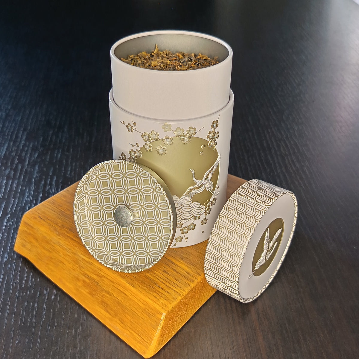 Boîte à thé Komorebi blanche ouverte, couvercle retiré et feuilles de thé en vrac — Teavora