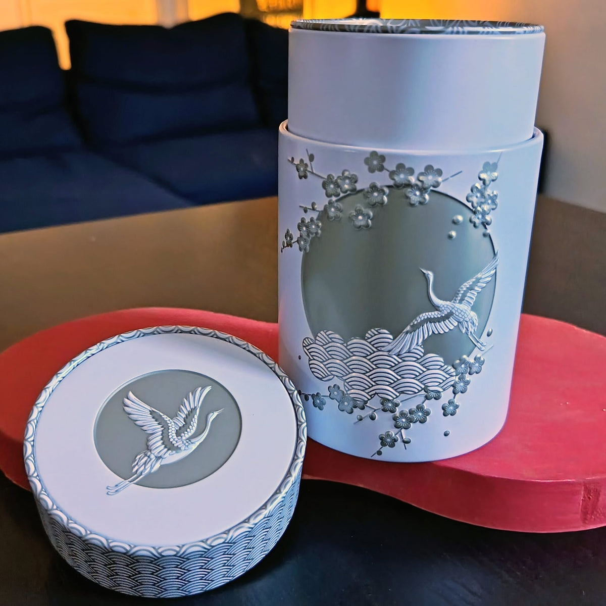 Boîte à thé en métal Komorebi blanche 150 g, motif en relief, couvercle et opercule hermétique — Teavora