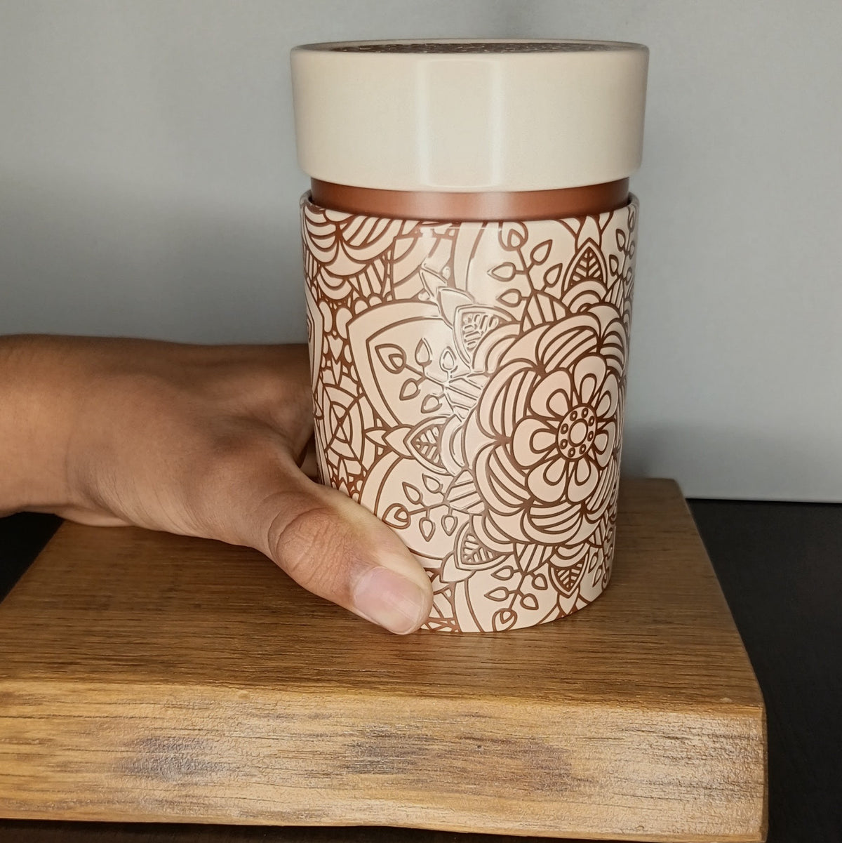 Boîte à thé en métal Mandala beige 150 g tenue en main, taille réelle — Teavora