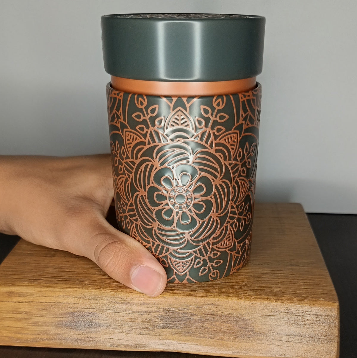 Boîte à thé en métal Mandala marron 150 g tenue en main, taille réelle — Teavora