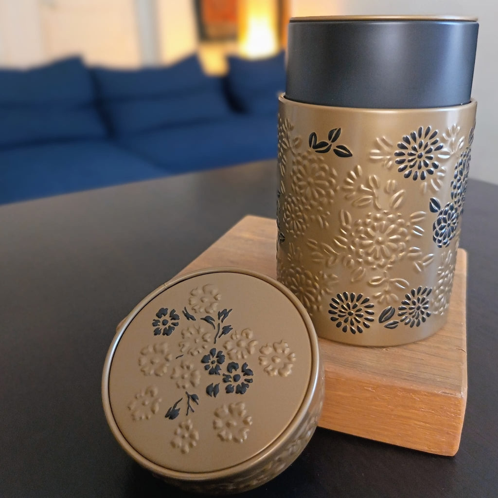 Boîte à thé en métal Yumiko marron 150 g, motif en relief, couvercle et opercule hermétique — Teavora
