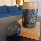 Boîte à thé en métal Yumiko noire 150 g, motif en relief, couvercle et opercule hermétique — Teavora