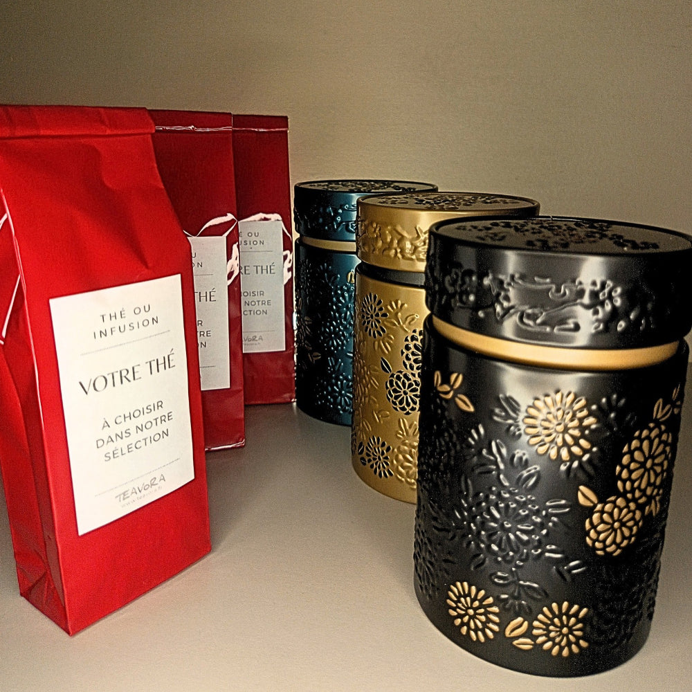 Coffret cadeau Teavora : trois boîtes à thé Yumiko, bleue, noire et marron, et trois sachets de thé de 50 g au choix