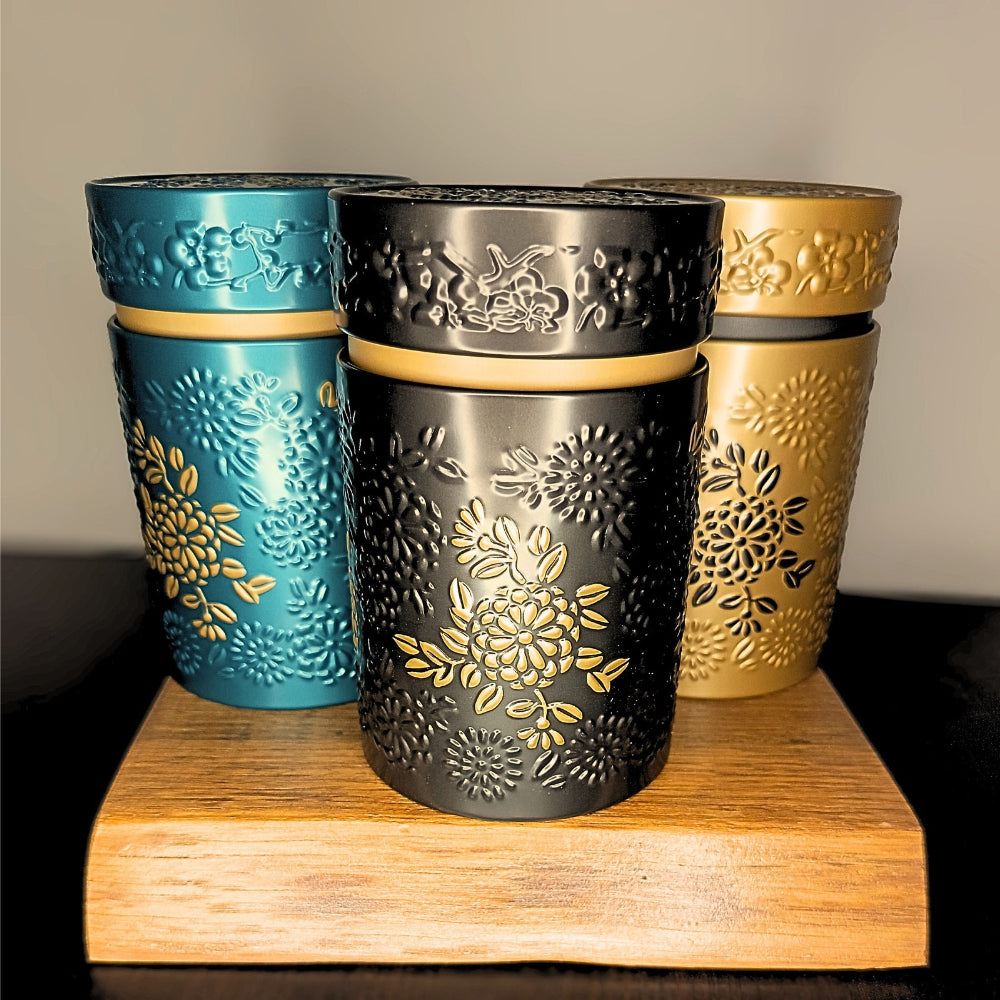 Coffret cadeau Teavora : trois boîtes à thé en métal Yumiko de 150 g, bleue, noire et marron