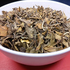 Thé blanc bio Étoile du Berger Teavora en situation, doux et épicé, pour la soirée : vanille, orange, cardamome, badiane