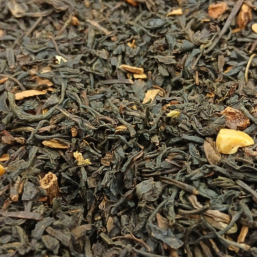 Thé noir Mélange de Noël Teavora en vrac : orange, pomme grillée, cannelle, vanille, amande — pour l'hiver