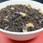 Thé noir aromatisé Quartier Latin Teavora en situation, gourmand, pour l'hiver : châtaigne, violette, pétales de bleuet
