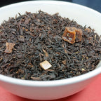 Thé noir Au Coeur du Vignoble Teavora en tasse, en automne : datte, raisin, griotte, noix, stevia