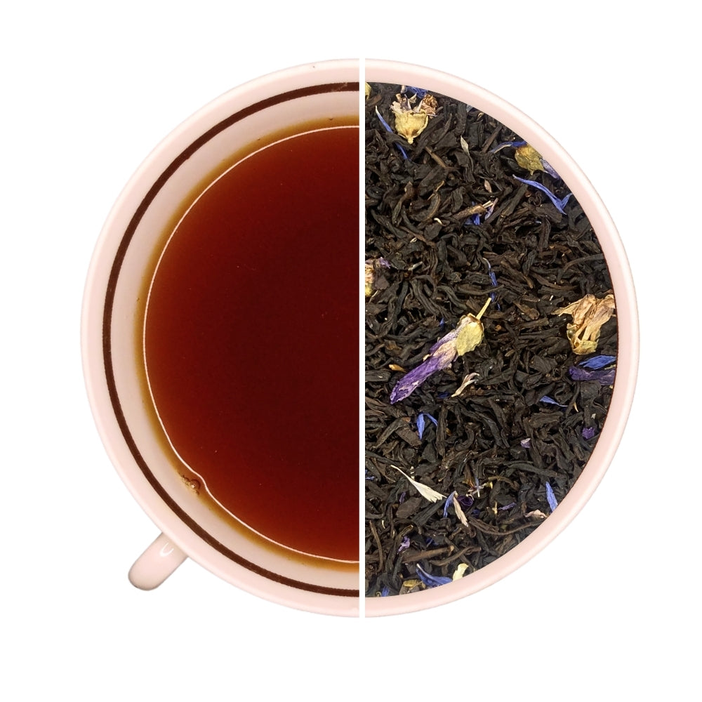 Tasse de thé infusé et vrac de thé noir QUARTIER LATIN, châtaigne, violette, pétales de bleuet.