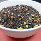 Thé noir Roasted Nuts Teavora en latte, infusé dans du lait : noisette, cannelle, cacao, noix, vanille