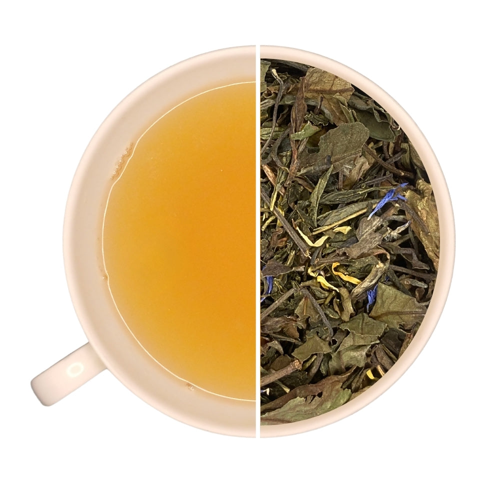 Tasse de thé infusé et vrac de thé vert et blanc bio PERLE BLANCHE, litchi, fraise, rose, genièvre, souci.