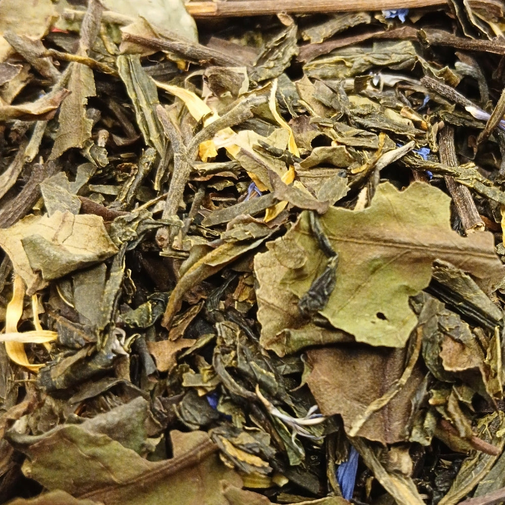 Thé vert et blanc bio Perle Blanche Teavora en vrac : litchi, fraise, rose, genièvre, souci — pour l'après-midi