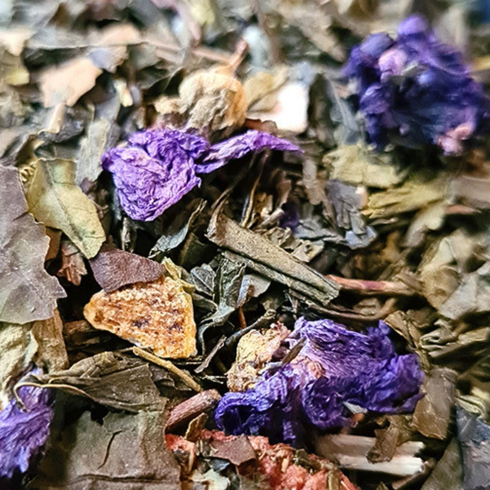 Thé vert et blanc bio Lolita Teavora en vrac : feuilles d'olivier, orange, fraise, violette — pour l'après-midi