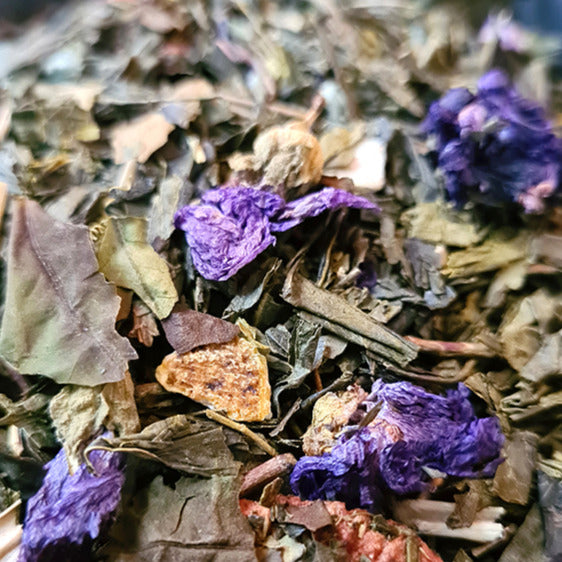 Sachet vrac de thé vert et blanc LOLITA, feuilles d'olivier, orange, fraise, violette, passiflore.