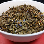 Thé vert L'Herbe Bleue Teavora en tasse, pour la détente : figue, datte, rhubarbe, fruits rouges, fleur d'oranger