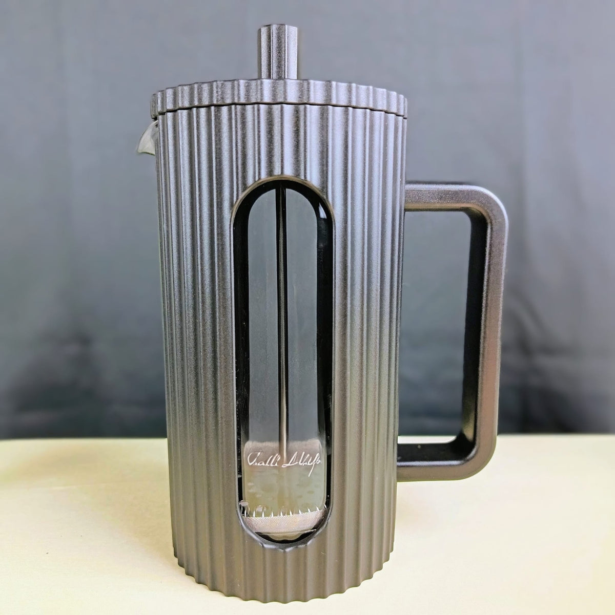 Théière à piston Livio noire 100 cl en cours d'infusion, thé prêt à servir — Teavora