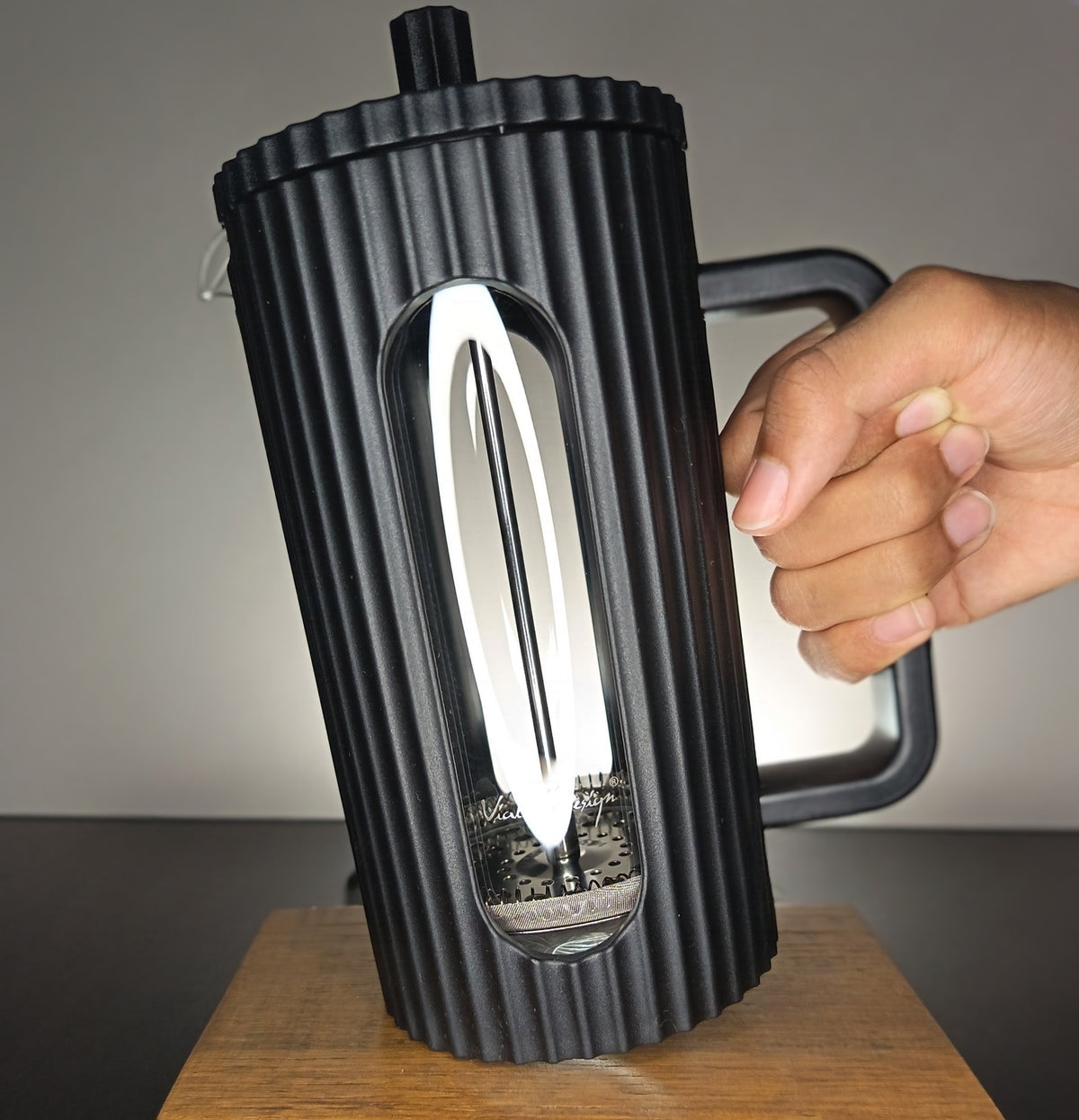 Machine à thé Livio noire 100 cl et tasse de thé servie sur un plan de travail — Teavora