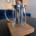 Théière carrée en verre borosilicate 35 cl, vue de face, couvercle en place — Teavora