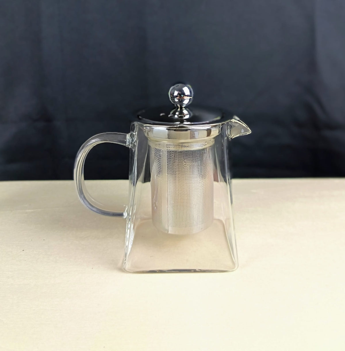 Théière carrée en verre borosilicate 350 ml, feuilles de thé en cours d'infusion visibles — Teavora