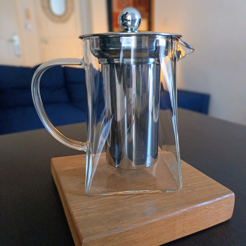Théière carrée en verre borosilicate 350 ml, vue de face, couvercle en place — Teavora