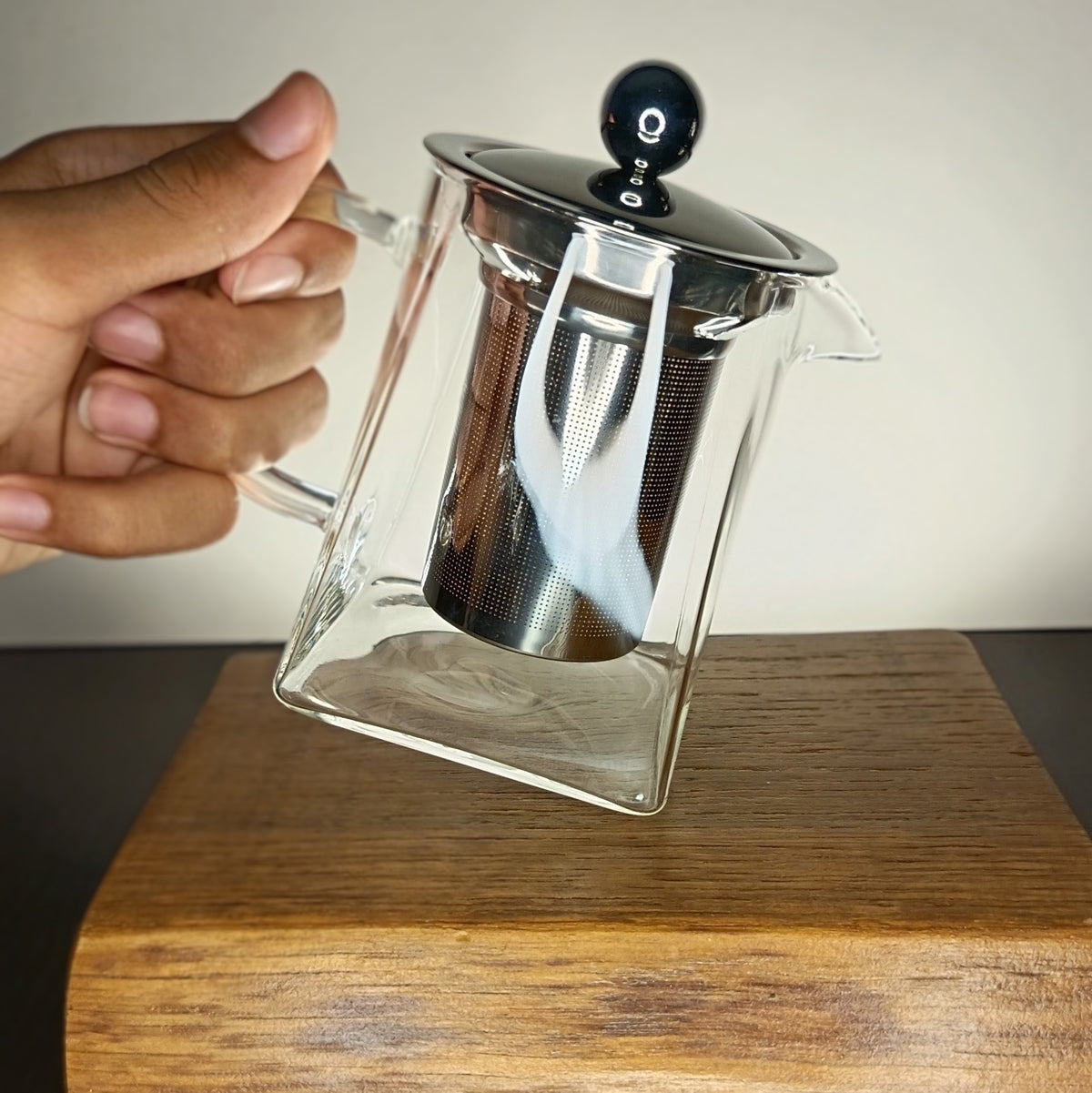Théière carrée en verre borosilicate de 35cl, feuilles de thé en cours d'infusion — Teavora