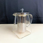 Théière carrée en verre borosilicate 75 cl, feuilles de thé en cours d'infusion visibles — Teavora