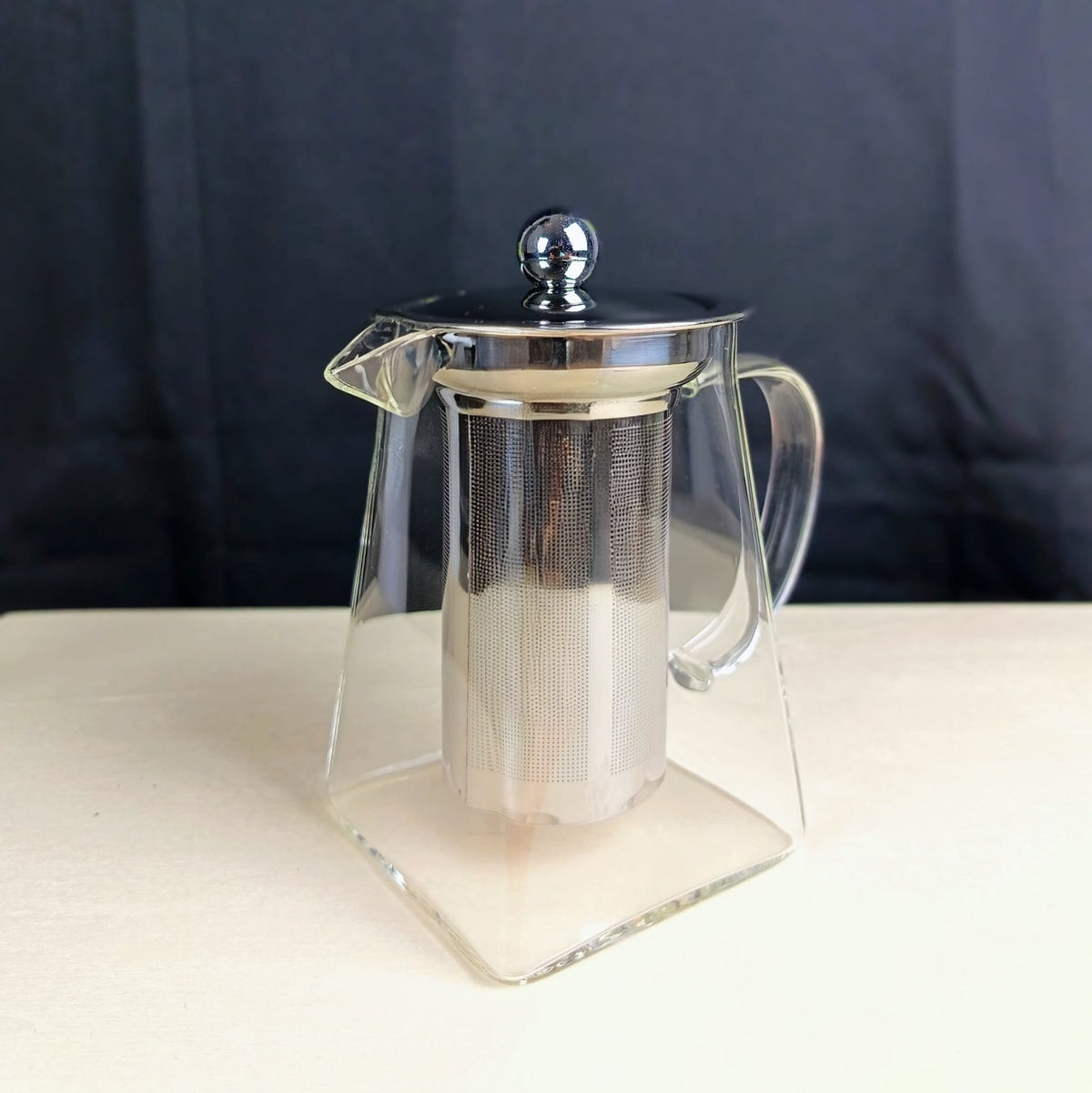 Théière carrée en verre borosilicate 75 cl, feuilles de thé en cours d'infusion visibles — Teavora