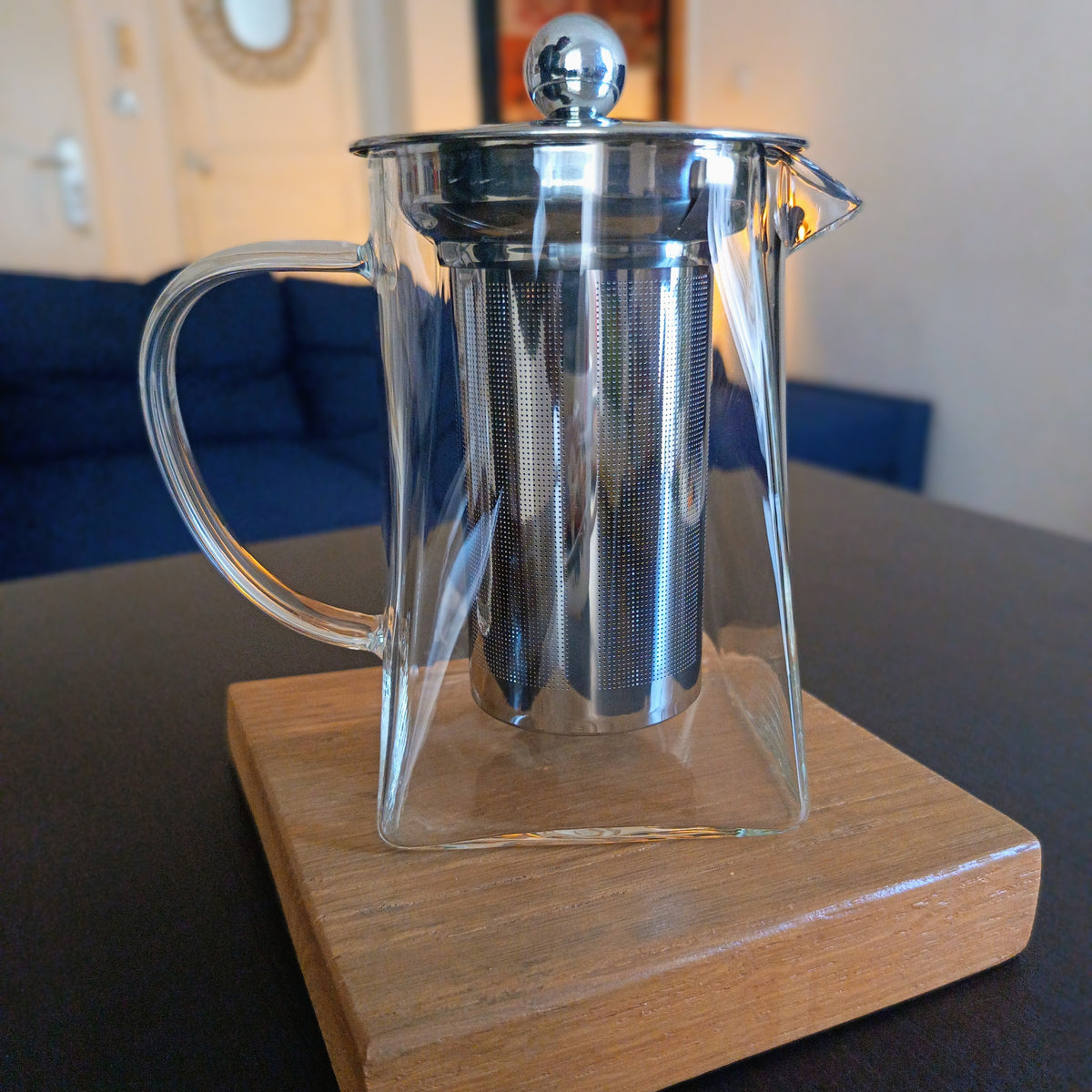 Théière carrée en verre borosilicate 75 cl, vue de face, couvercle en place — Teavora