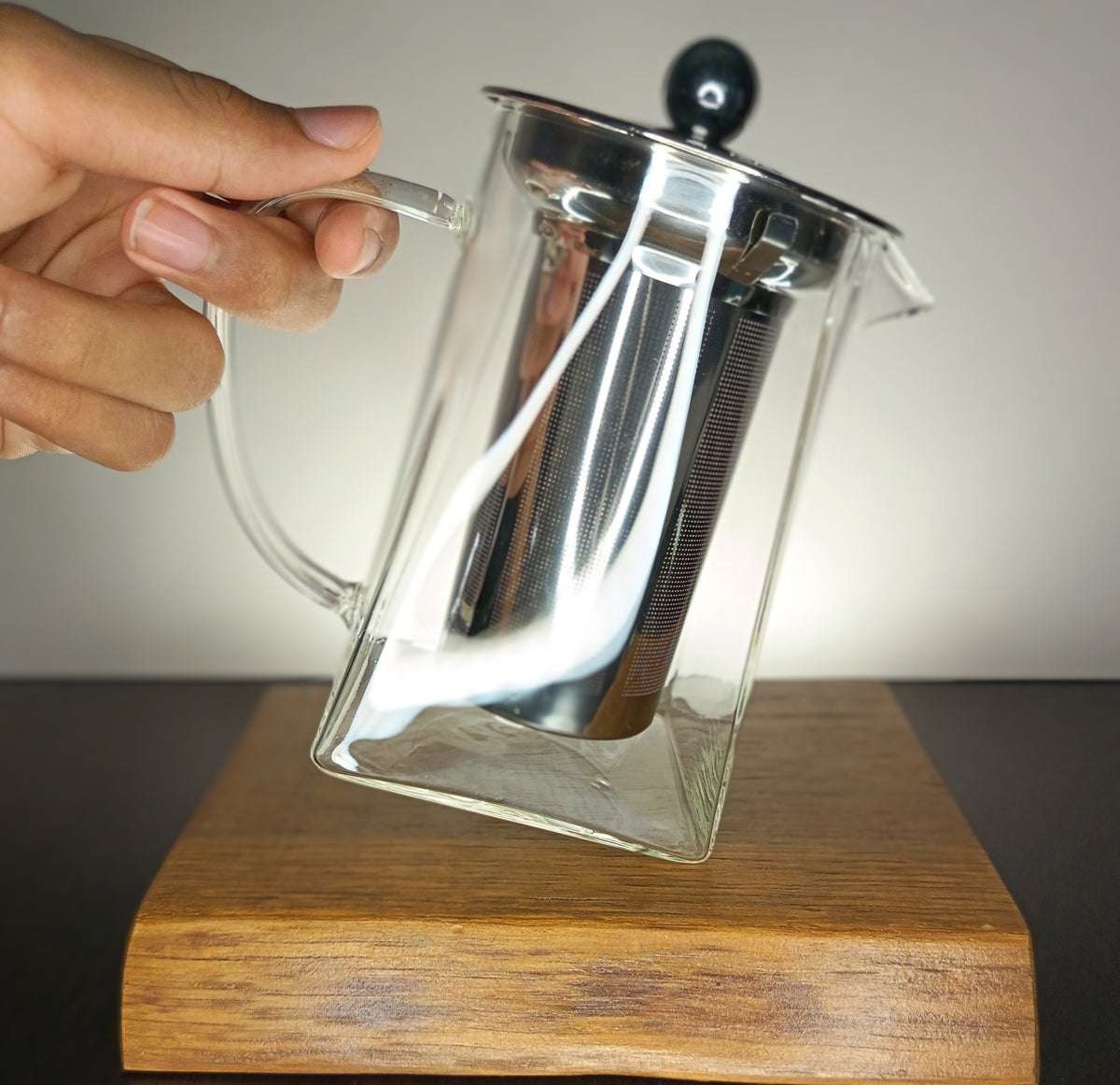 Théière carrée en verre borosilicate de 75cl, feuilles de thé en cours d'infusion — Teavora