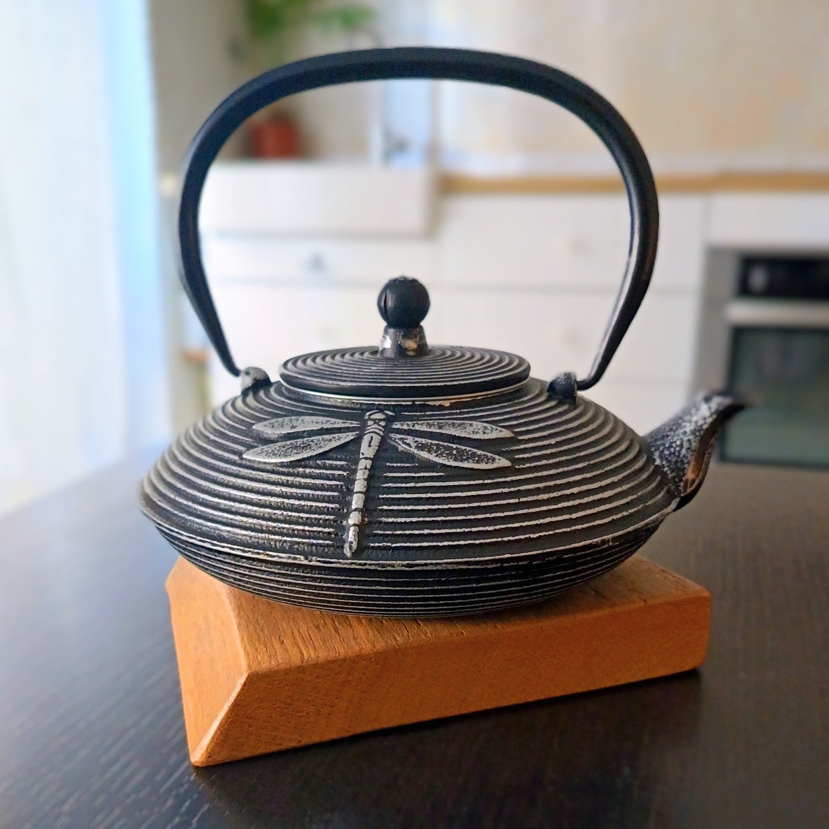 Théière en fonte Akitsu noir et argent 80 cl, motif libellule, vue de face — Teavora