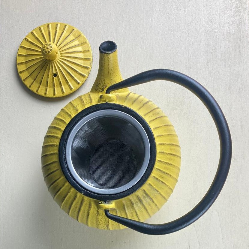 Filtre en acier inoxydable amovible de la théière en fonte Apsara jaune 80 cl — Teavora