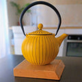 Théière en fonte jaune Apsara 80 cl, forme ronde à lignes verticales, vue de face — Teavora