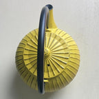 Vue de dessus de la théière en fonte jaune Apsara 80 cl, couvercle et anse — Teavora