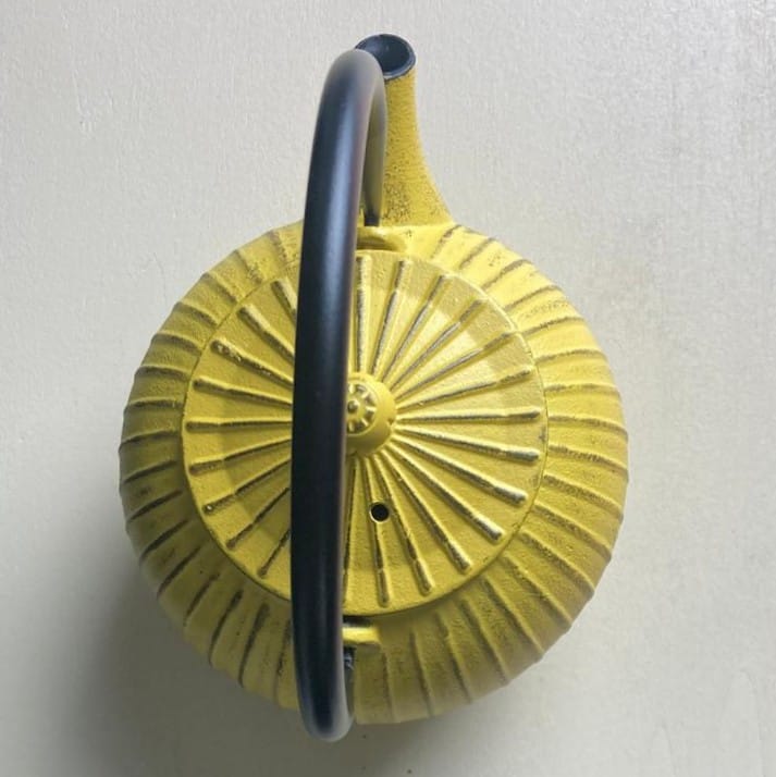 Vue de dessus de la théière en fonte jaune Apsara 80 cl, couvercle et anse — Teavora