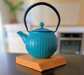 Théière en fonte turquoise Apsara 80 cl, forme ronde à lignes verticales, vue de face — Teavora