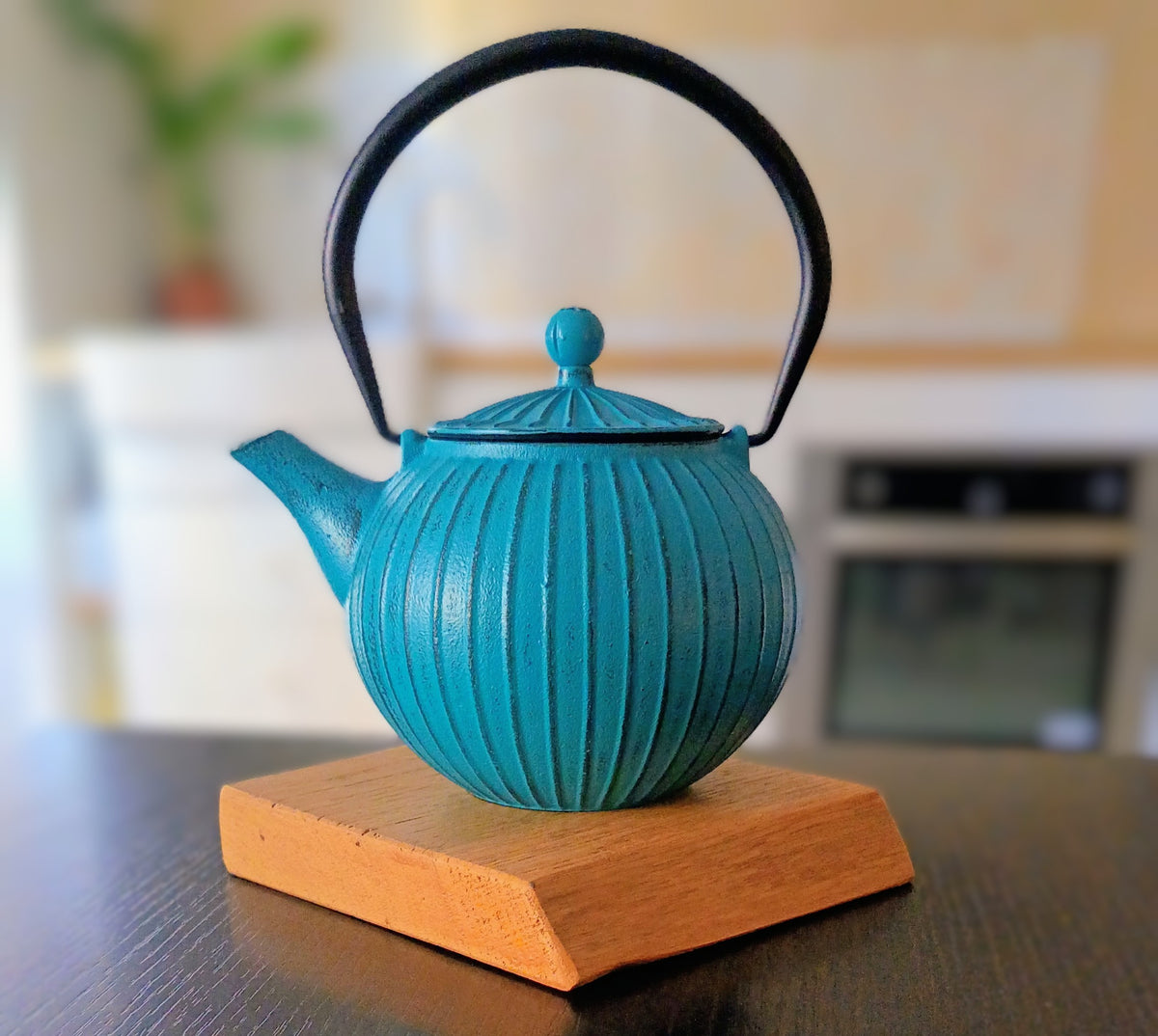 Théière en fonte turquoise Apsara 80 cl, forme ronde à lignes verticales, vue de face — Teavora