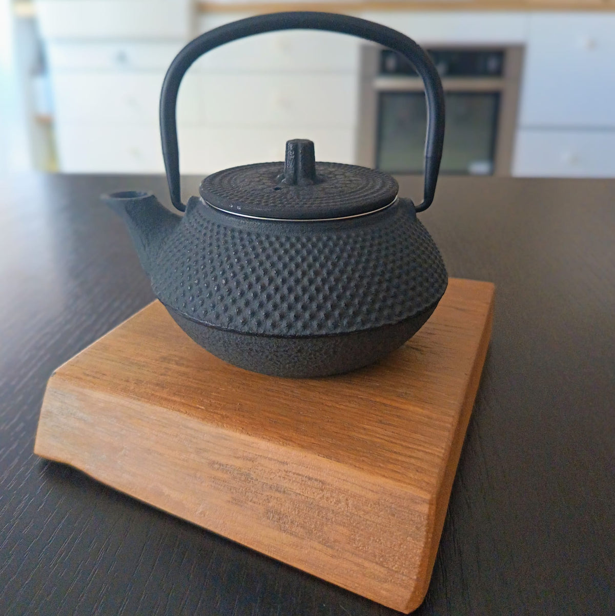 Théière en fonte noire Arare 25 cl au motif à picots, format 2 tasses, posée de face — Teavora