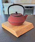 Théière en fonte rouge Arare 25 cl au motif à picots, format 2 tasses, posée de face — Teavora