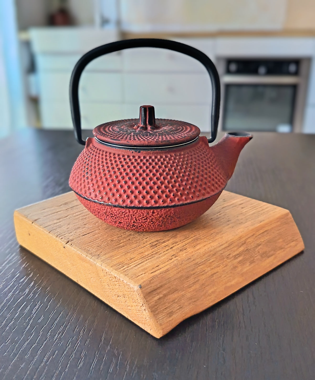 Théière en fonte rouge Arare 25 cl au motif à picots, format 2 tasses, posée de face — Teavora