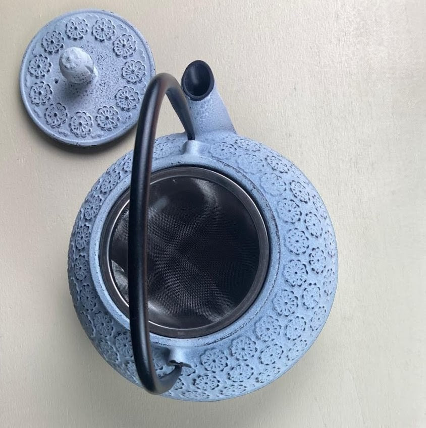 Filtre amovible de la théière en fonte blanche 100 cl à décor de fleurs — Teavora