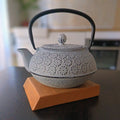 Théière en fonte blanche 100 cl à motifs floraux, vue de face — Teavora