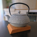Théière en fonte blanche 100 cl à motifs floraux, vue de face — Teavora