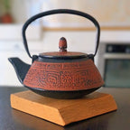Théière en fonte grenat et noir 80 cl à motifs ethniques, vue de face — Teavora