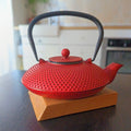Théière en fonte rouge Momiji 800 ml au motif à picots, vue de face — Teavora