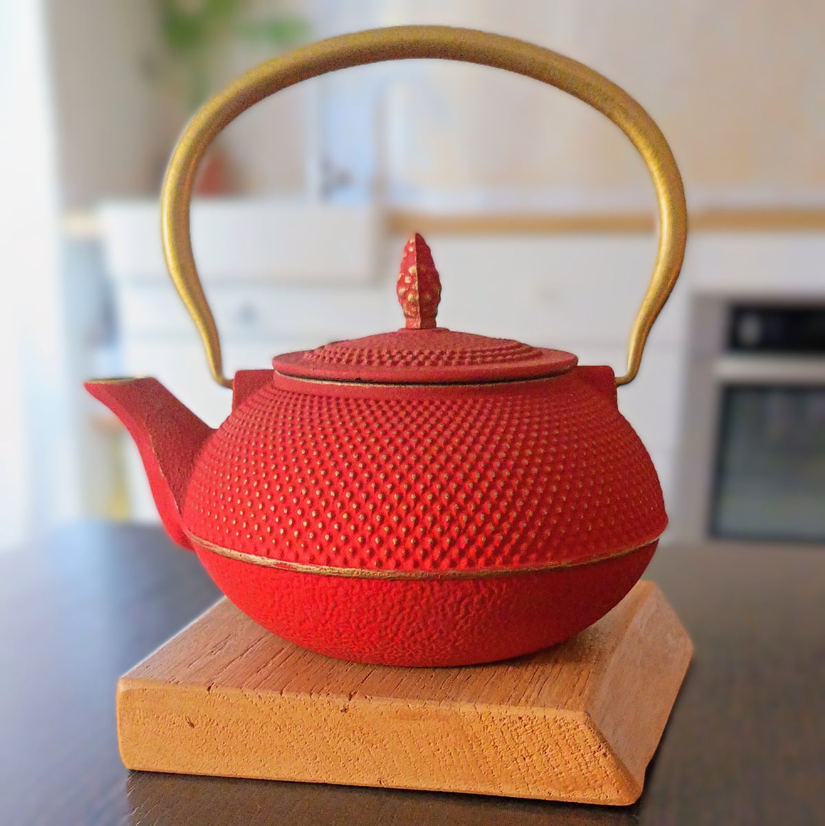 Théière en fonte Tetsu rouge et or 90 cl au motif à picots, vue de face — Teavora