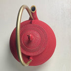 Vue de dessus du tetsubin en fonte Tetsu rouge et or 900 ml, couvercle doré — Teavora